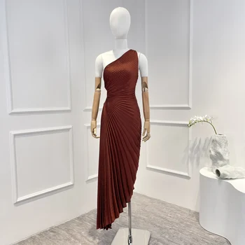 Jeden-ramenný Elegantné Zloženke Midi Šaty Textúra 2022 Najvyššej Kvality Tenký Kovový Lesk Bronz Pás Vystrihnúť Ženy Oblečenie